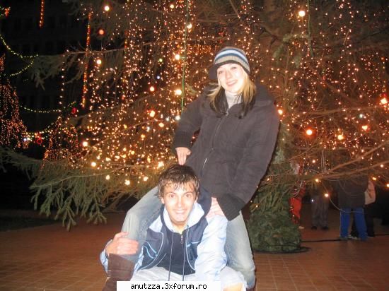 Poze poze - Edy si Ana la pomul de iarna din Ploiesti - Andreea Balan