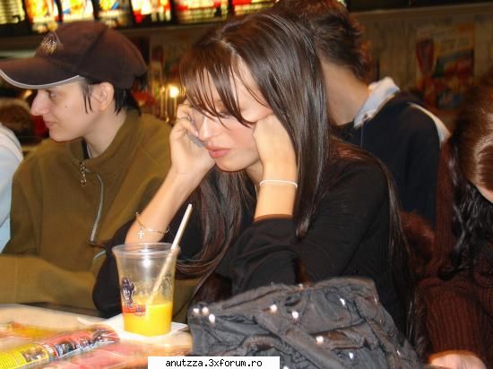poze intalnire - Andreea vorbind la telefon - Andreea Balan